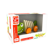 Cargar imagen en el visor de la galería, Cocodrilo de Arrastre Hape Juguete de Madera