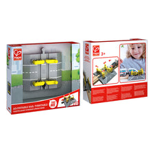 Cargar imagen en el visor de la galería, Cruce de Tren de Juguete Hape