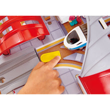 Cargar imagen en el visor de la galería, Estación de Tren de Juguete Hape
